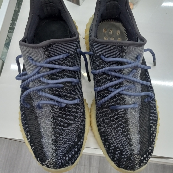 Adidas Yeezy Boost 350 v2 Carbons sz 11 - Picture 3 of 4